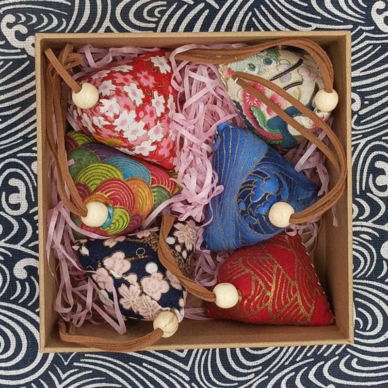 Kəpək otu, moxa yarpağı, düyü köftəsi tipli paket, müxtəlif hədiyyə qutuları, qədim üslub, Əjdaha qayıq festivalı, asma moxa yarpağı ağcaqanaddan qoruyan paket