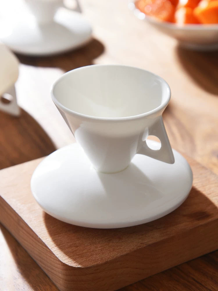 Longmeige bone china əl ilə dəmlənmiş qəhvə fincanı və espresso üçün qaşıqlı nəlbəki dəsti şəxsiyyəti, incəliyi və gözəl görünüşü ilə kiçik fincanı paylaşır
