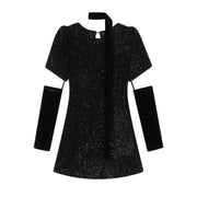 Cholisa payız və qış Yeni il geyimləri üçün mükəmməl olan qara donunda nəcib və zərif bir aura nümayiş etdirir. Don özünəməxsus dizayna malikdir və incə qısadır.