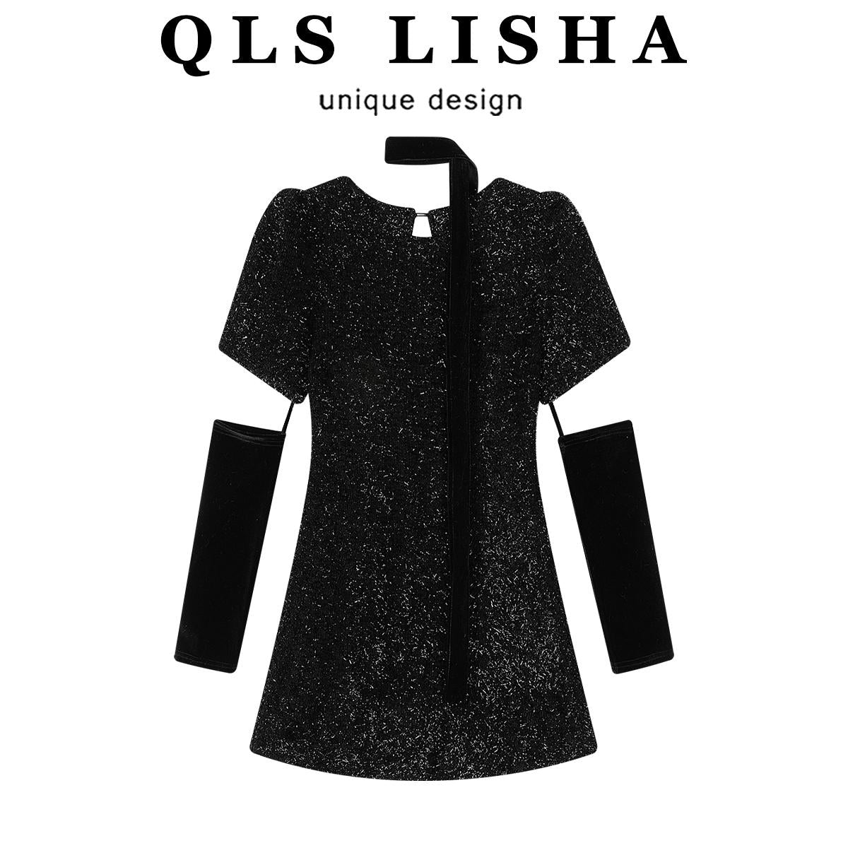 Cholisa payız və qış Yeni il geyimləri üçün mükəmməl olan qara donunda nəcib və zərif bir aura nümayiş etdirir. Don özünəməxsus dizayna malikdir və incə qısadır.