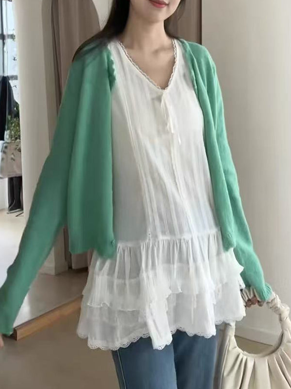 Ağ köynəyin üzərinə qatlanmış, böyük ölçülü, krujeva, çoxmərtəbəli ətəkli qolsuz, yaz üçün don, böyük ölçülü qadınlar üçün idealdır.