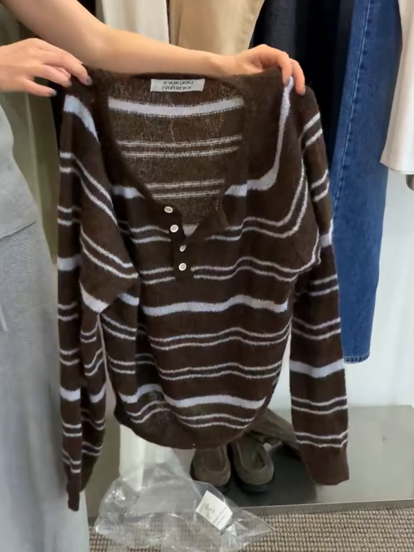 Brend geri çəkilib~ Böyük ölçülü qadın geyimləri, 2025 payız/qış üçün Koreya zolaqlı gündəlik köynək, V-yaxalı düyməli, arıqladıcı üslubda.