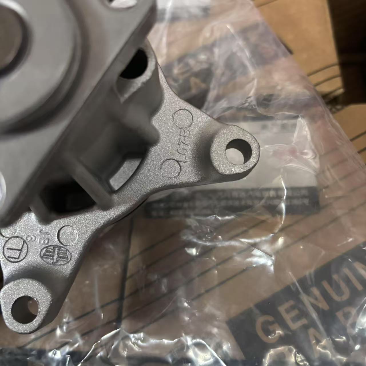 Mazda 3, Mazda 6, Mazda 8, Mazda CX-8, Mazda 5, Besturn B70 və Mondeo üçün orijinal soyutma su nasosu dəsti ilə uyğundur.