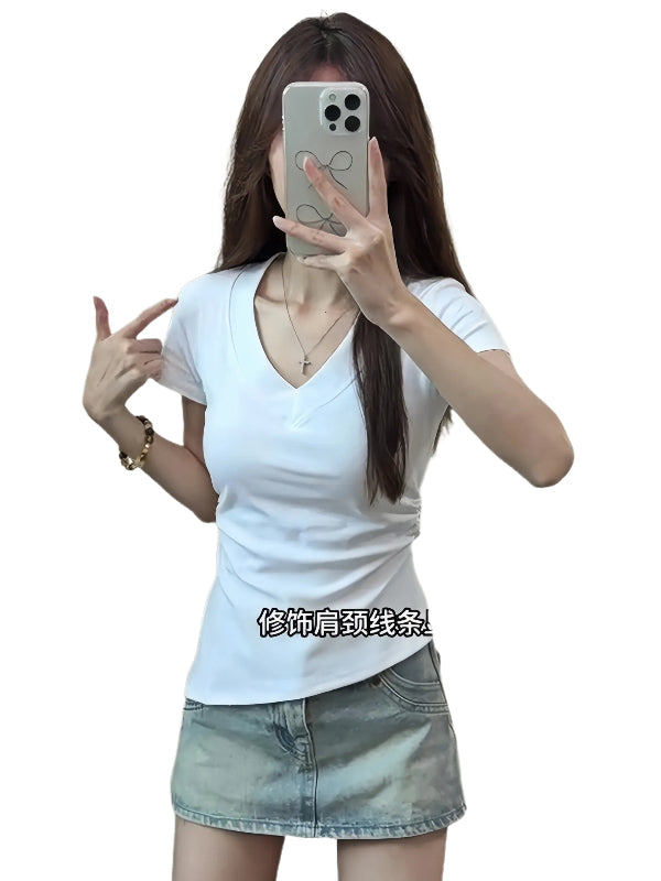 Böyük ölçülü qadın üçün təmiz pambıqdan hazırlanmış V-formalı qısaqol futbolka, yay üslubunda, qırçınlı, oturmuş bel və qeyri-bərabər ətəkli.