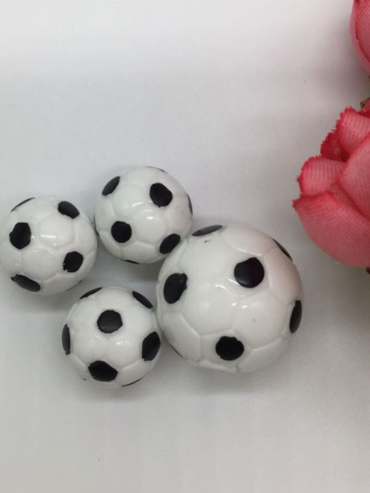 Futbol ulduzu kuklası, qatran kiçik futbol modelinin ornamentləri və aksesuarları ilə futbol azarkeşinin ad günü tortu bəzəyi