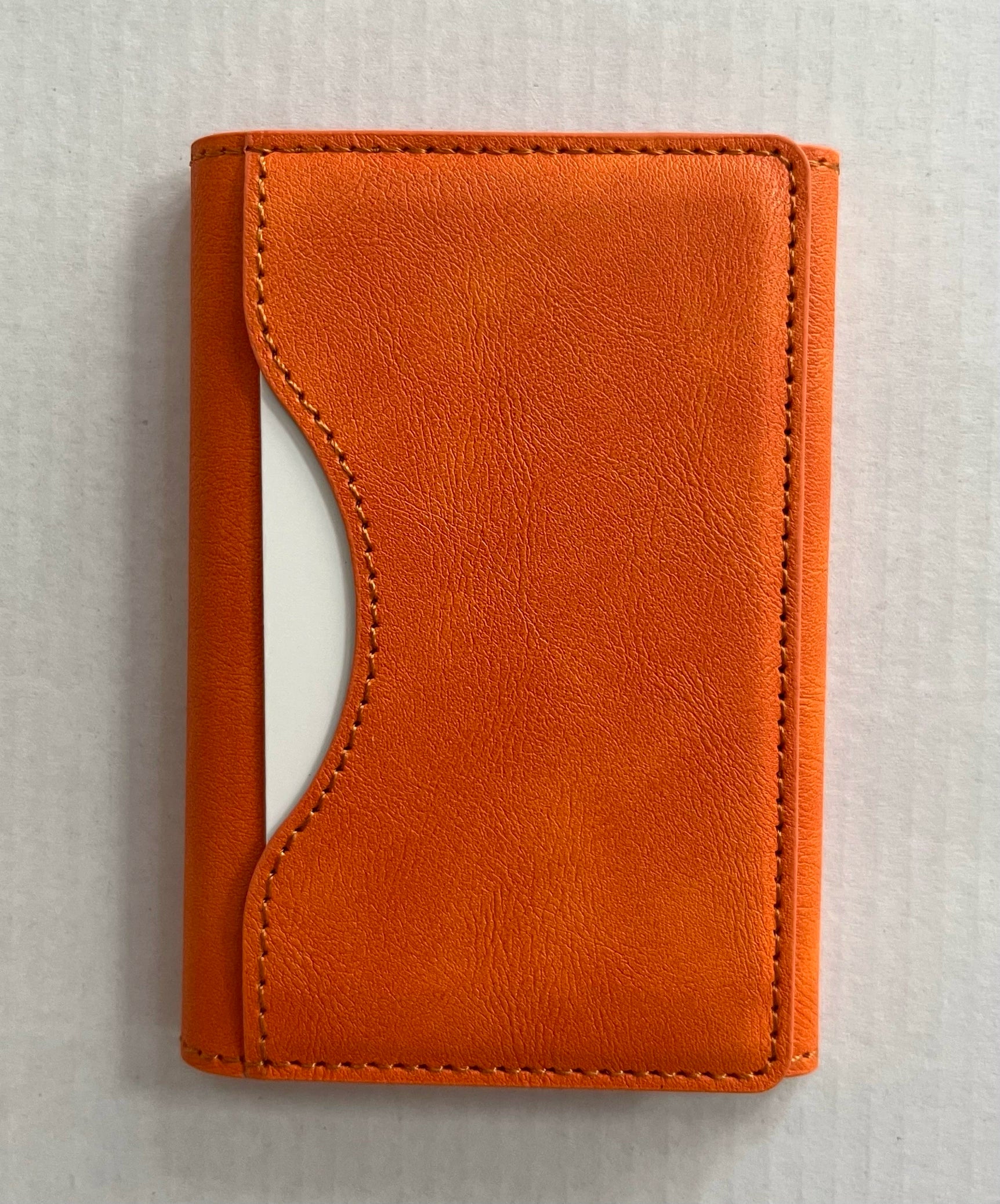 Bütün Apple iPhone modelləri ilə uyğun MagSafe maqnit telefon tutacağı və kart tutacağı. Çoxkartlı yuvası olan üçqat qatlanan çanta.