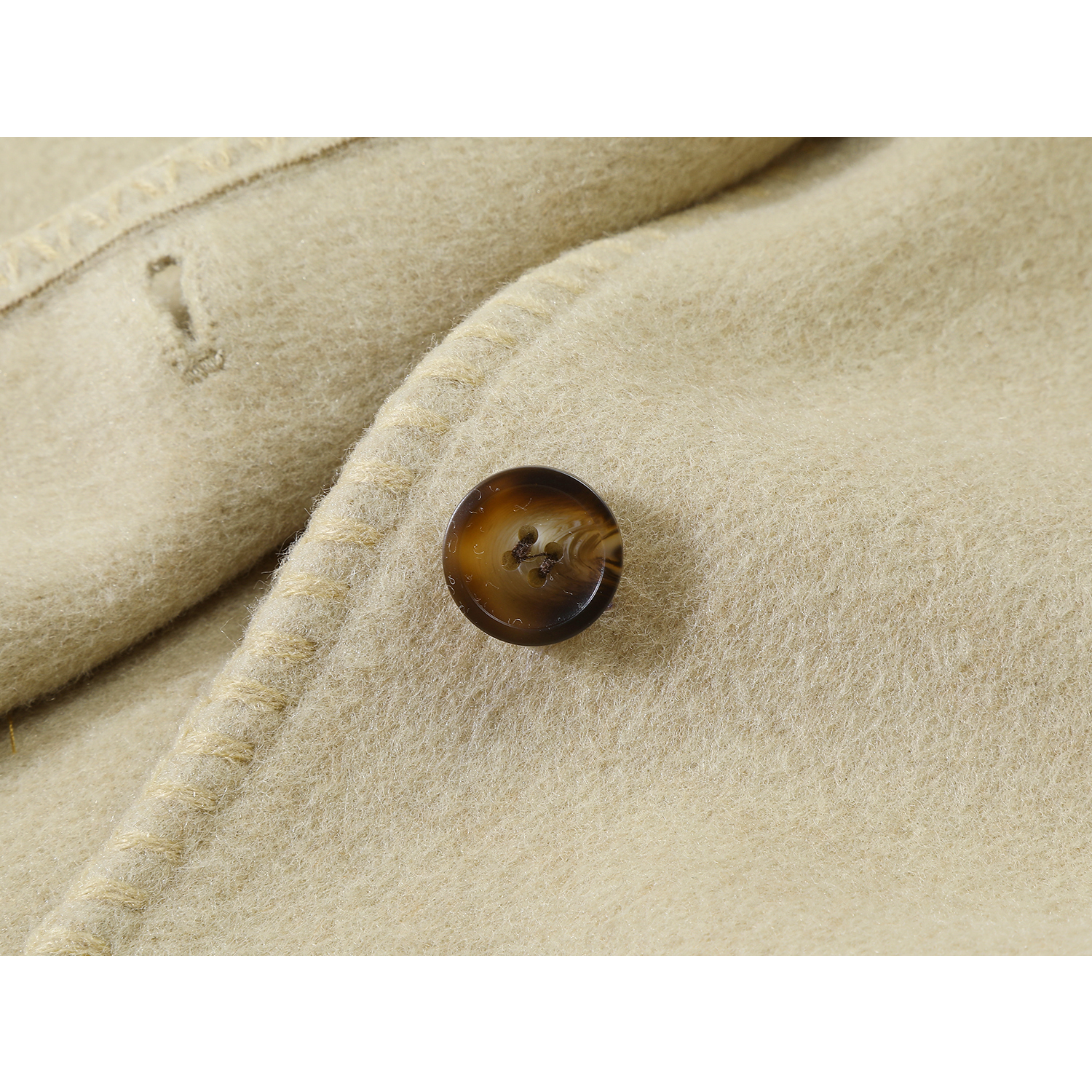 Cholisa-nın qısa, şirin və zərif qış yun paltosu, Chanel-dən ilhamlanmış zərifliyə malikdir.