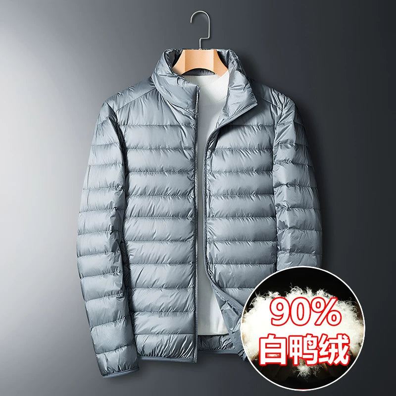 Ağacdələn 90% Ağ Ördək Tüklü Yüngül Tüklü Gödəkçə Kişilər üçün Qısa Stil Payız və Qış Yeni Stil Qısa Böyük Ölçülü İsti Küləkdən Qoruyucu Üst Geyim