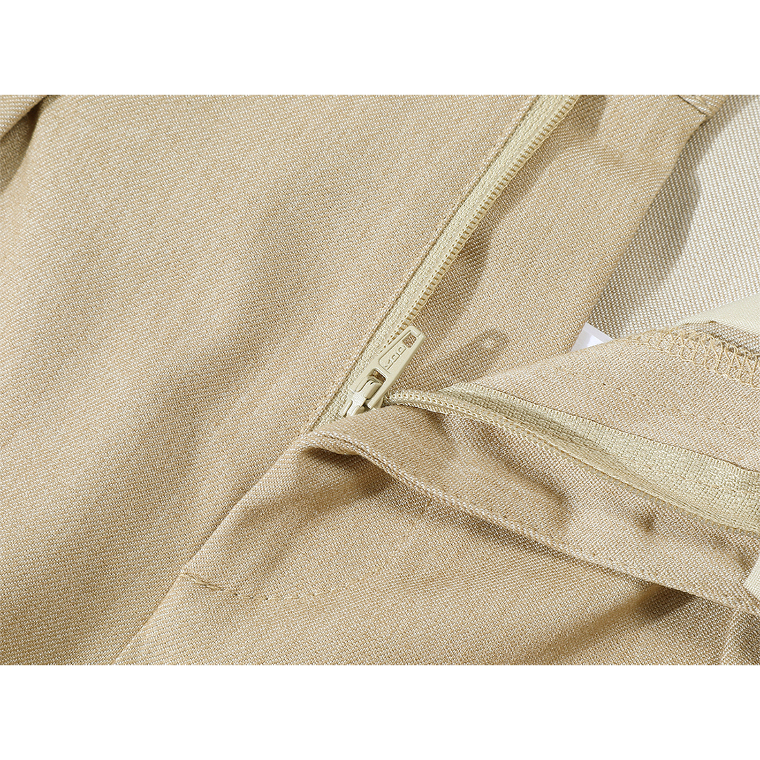 Cholisa-nın çıxarıla bilən arxa qapağı və bel kəməri ilə unikal və şık, düz ayaqlı, geniş ayaqlı şalvarı, yaz üçün mükəmməldir.