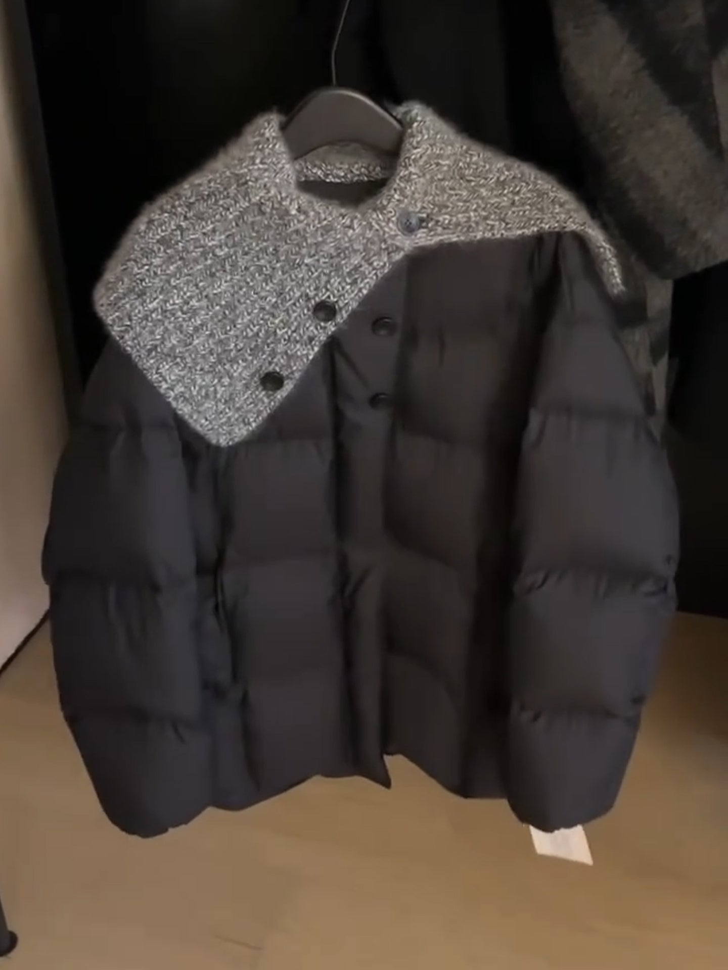 Super şık 2025 yeni stil, dəbli Koreya stili, kiçik qadınlar üçün qalın və isti pambıq örtüklü gödəkçə/palto, qış geyimi, sırınmış qısa palto