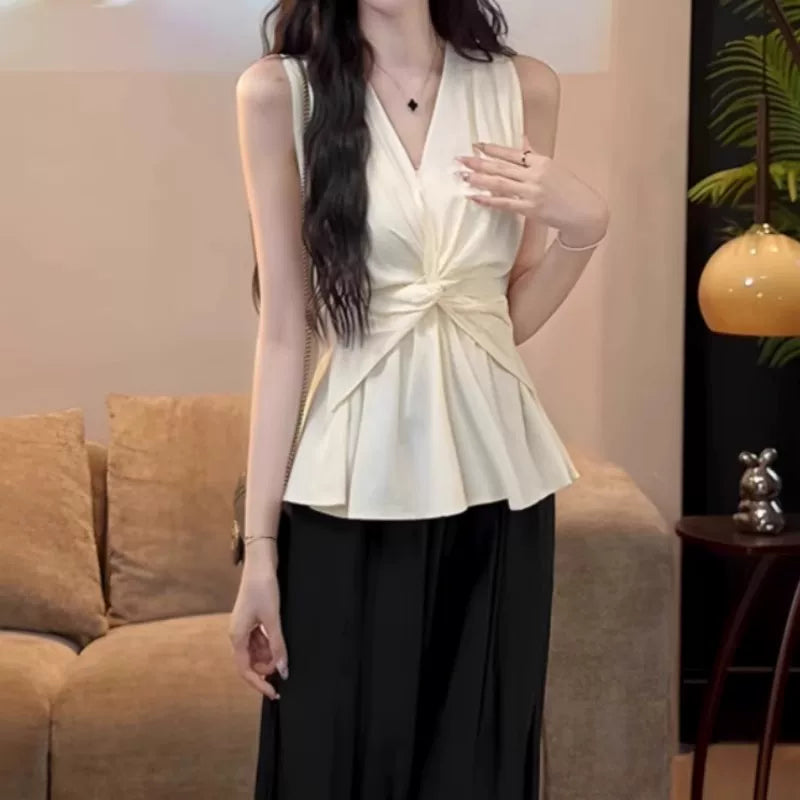 Qadınlar üçün böyük ölçülü fransız üslubunda düyünlü V-yaxalı köynək, yay şık və zərif, nazik oturan qolsuz top.