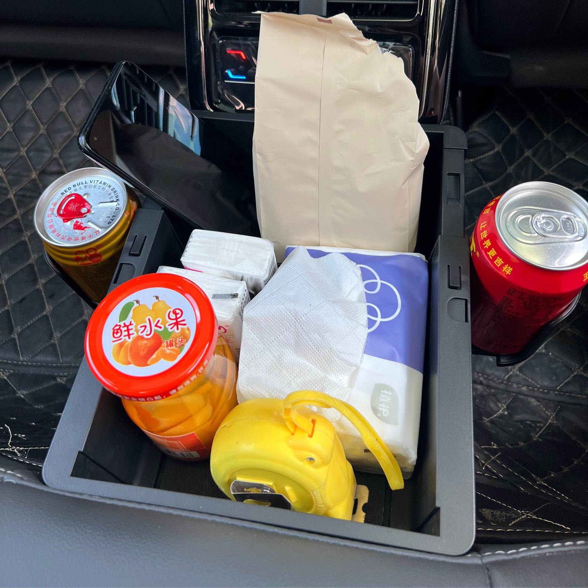 Avtomobil saxlama qutusu, teleskopik saxlama qutusu, oturacaq qoltuqaltı qutusu, salfet qutusu, içki tutacağı, fincan tutacağı, qəlyanaltı qutusu