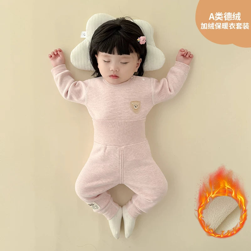 Qış üçün qalınlaşmış flis astarlı, sıx oturan termal alt paltarı, iki hissəli termal üst geyim və şalvarlı körpə geyim dəsti.