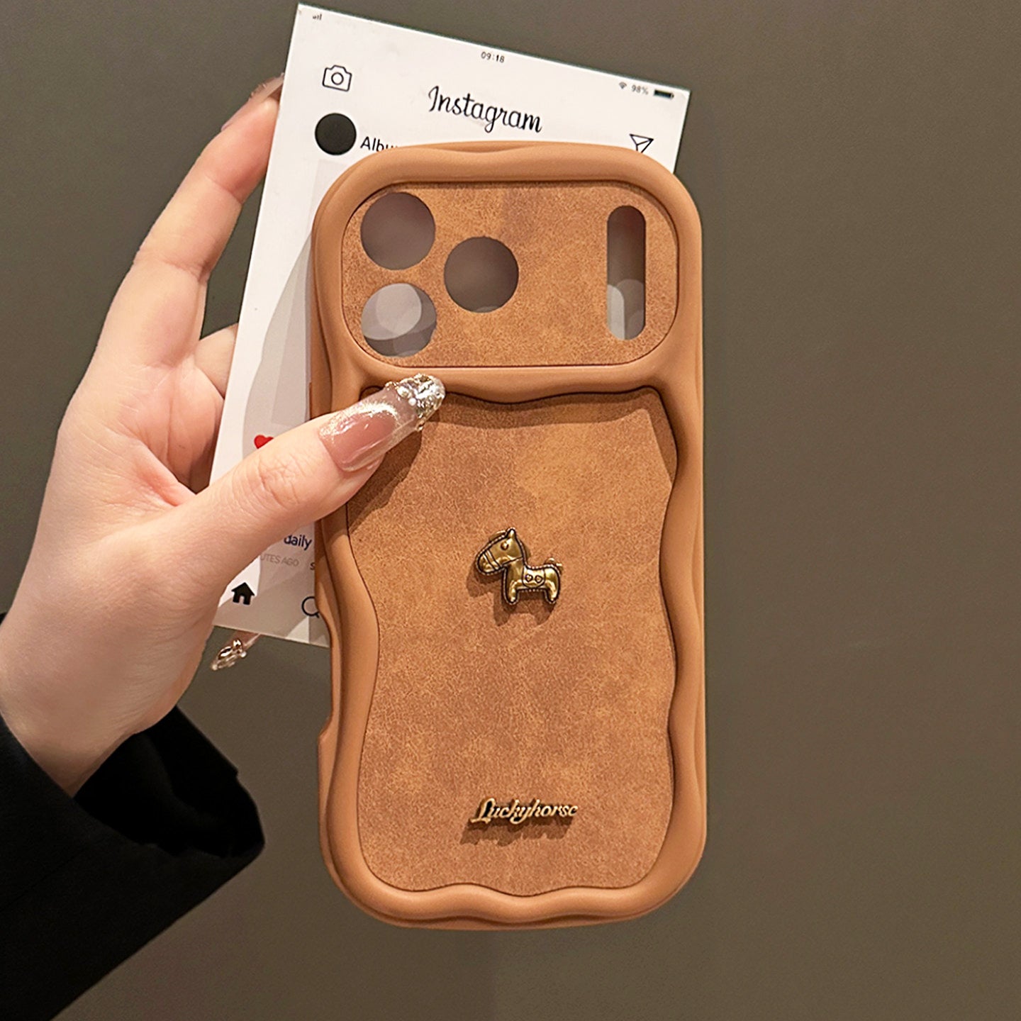 Apple 17promax mobil telefon qutusu, yeni üçölçülü Golden Horse iphone17pro obyektiv, kişilər və qadınlar üçün hər şey daxil olmaqla yüksək səviyyəli 16pro yıxılmağa qarşı qoruyucu örtük və üstəlik yaradıcı niş 15 silikon yumşaq Yang üçün uyğundur.
