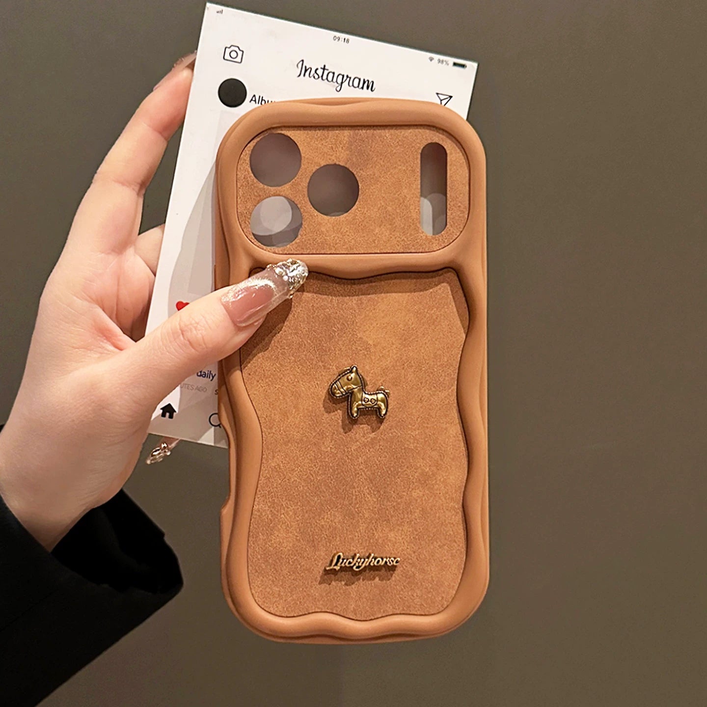 Apple 17promax mobil telefon qutusu, yeni üçölçülü Golden Horse iphone17pro obyektiv, kişilər və qadınlar üçün hər şey daxil olmaqla yüksək səviyyəli 16pro yıxılmağa qarşı qoruyucu örtük və üstəlik yaradıcı niş 15 silikon yumşaq Yang üçün uyğundur.