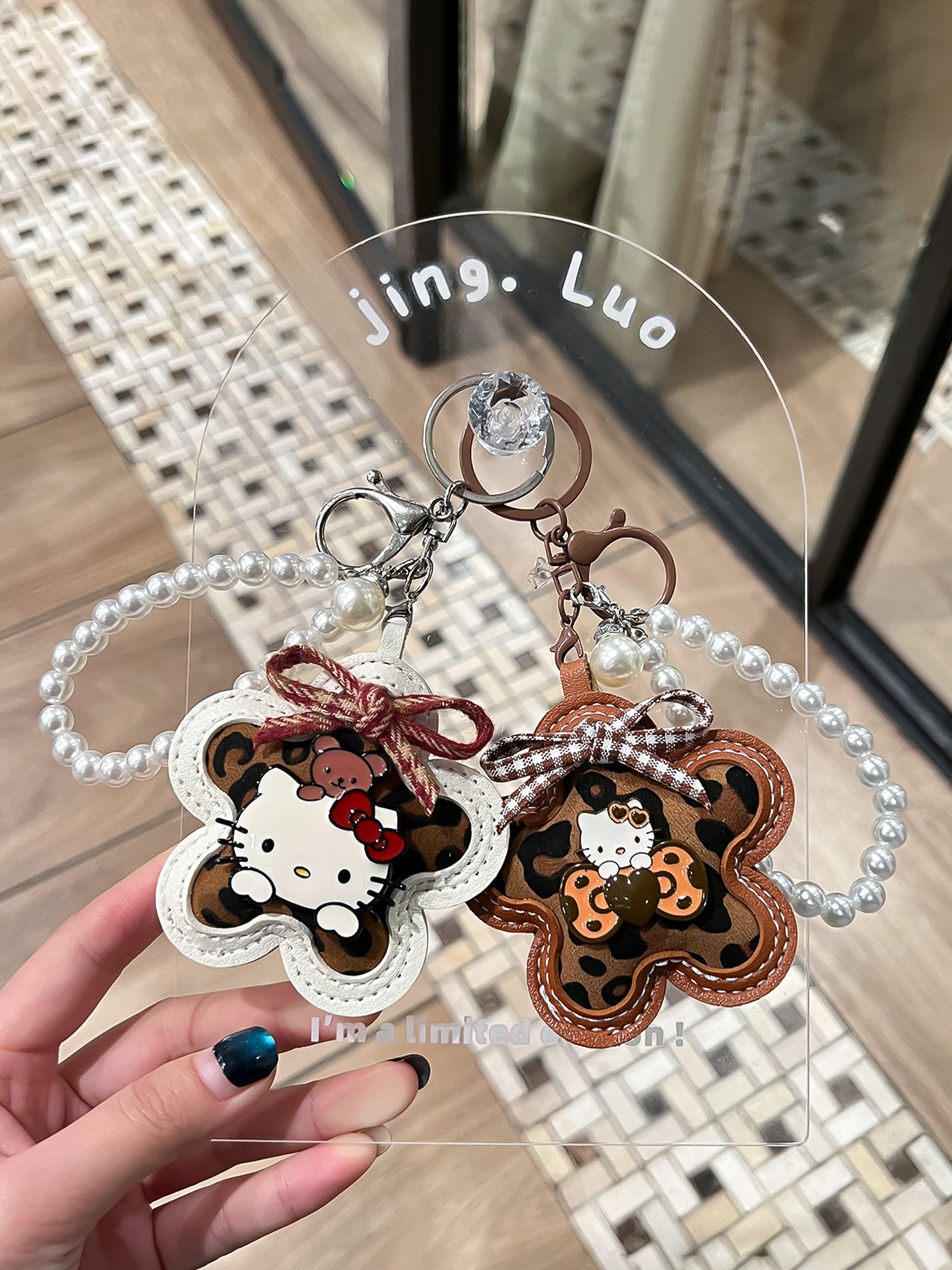 Bəbir naxışlı Hello Kitty açar zənciri, dəri muncuqlu, şirin cütlük kulonu, 2026-cı il yeni Hello Kitty qadınlar üçün bəzək.