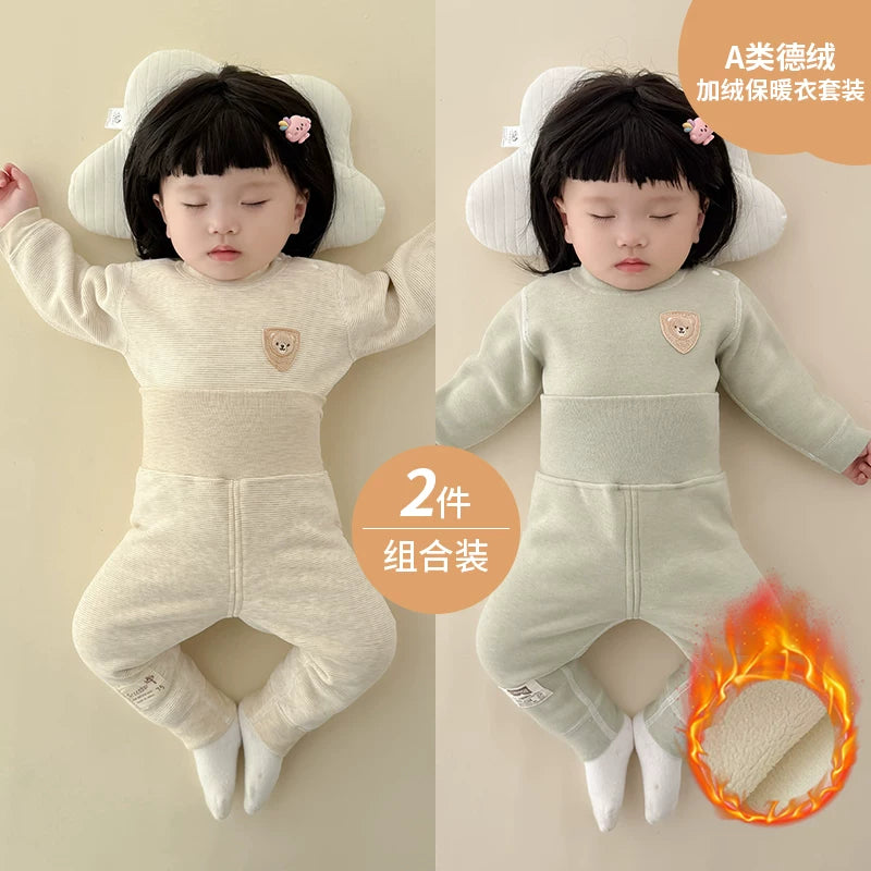 Qış üçün qalınlaşmış flis astarlı, sıx oturan termal alt paltarı, iki hissəli termal üst geyim və şalvarlı körpə geyim dəsti.