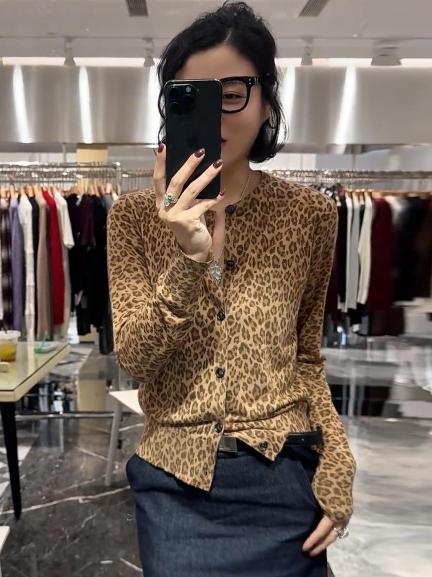 Bu, tamamilə inanılmaz bir məhsuldur! Payızın əvvəlləri üçün yüksək səviyyəli Avropa üslubunda dairəvi yaxalı, tək sinəli, bəbir naxışlı uzunqol köynək, qadınlar üçün idealdır.