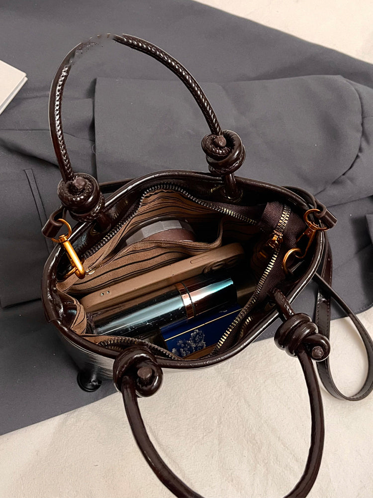 Yüksək səviyyəli, trenddə olan qadınlar üçün kiçik çanta, 2025-ci ilin yeni payız/qış üslubunda, vedrə çantası, sadə lüks, niş üslublu çarpaz bədən çantası.