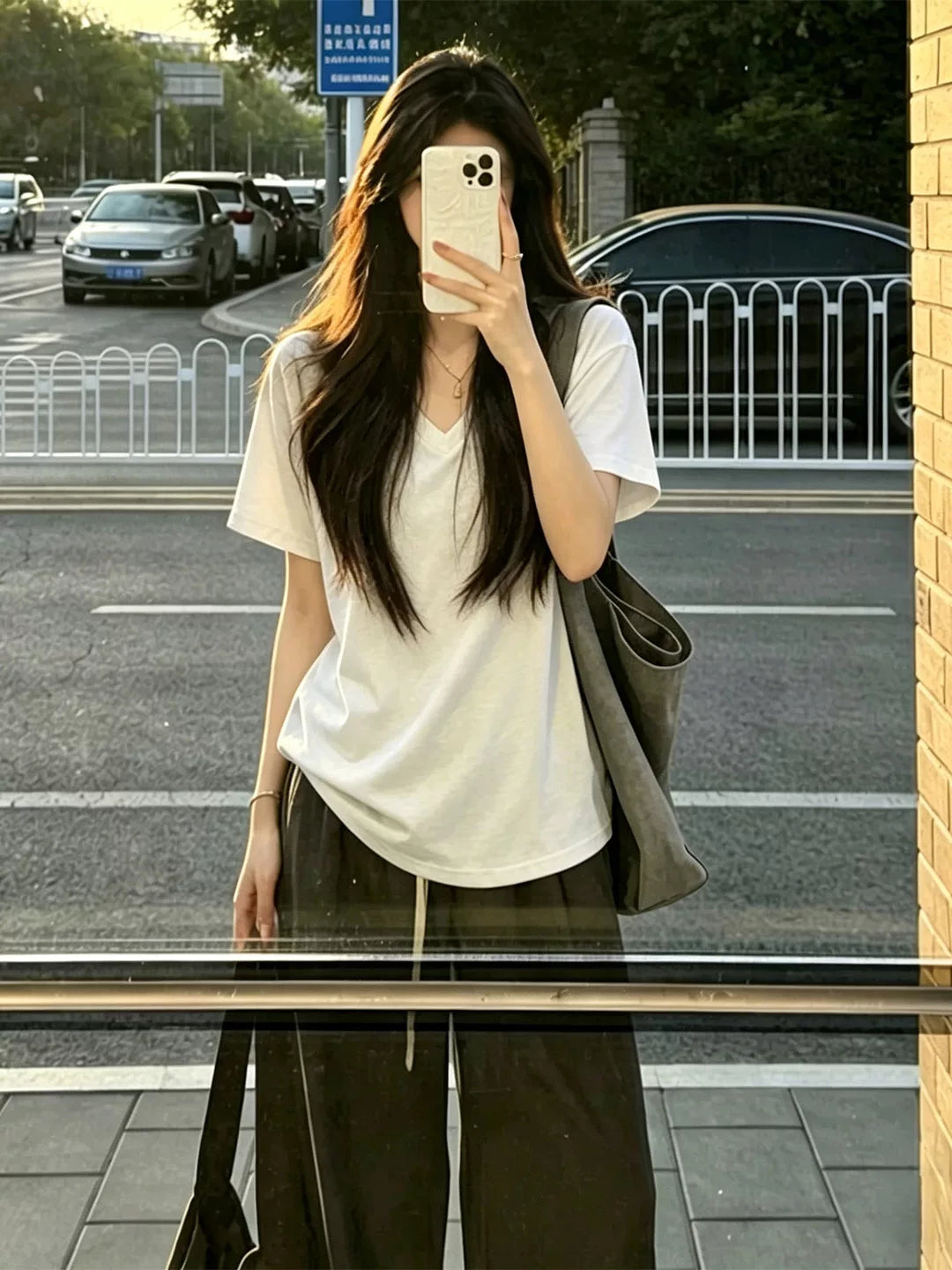 Sağ çiyinli V-yaxa düz rəngli qısaqol köynək Yay Koreya üslubunda boş nazik yarımqol top sadə çox yönlü təsadüfi köynək - 2