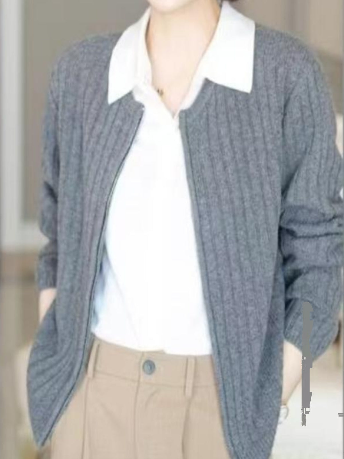 Böyük ölçülü qadın dəbli yaxalıqlı qolsuz toxunma jilet, yeni 2026 yaz/yay üslubunda, incə oturuşlu və yaraşıqlı üst qat.