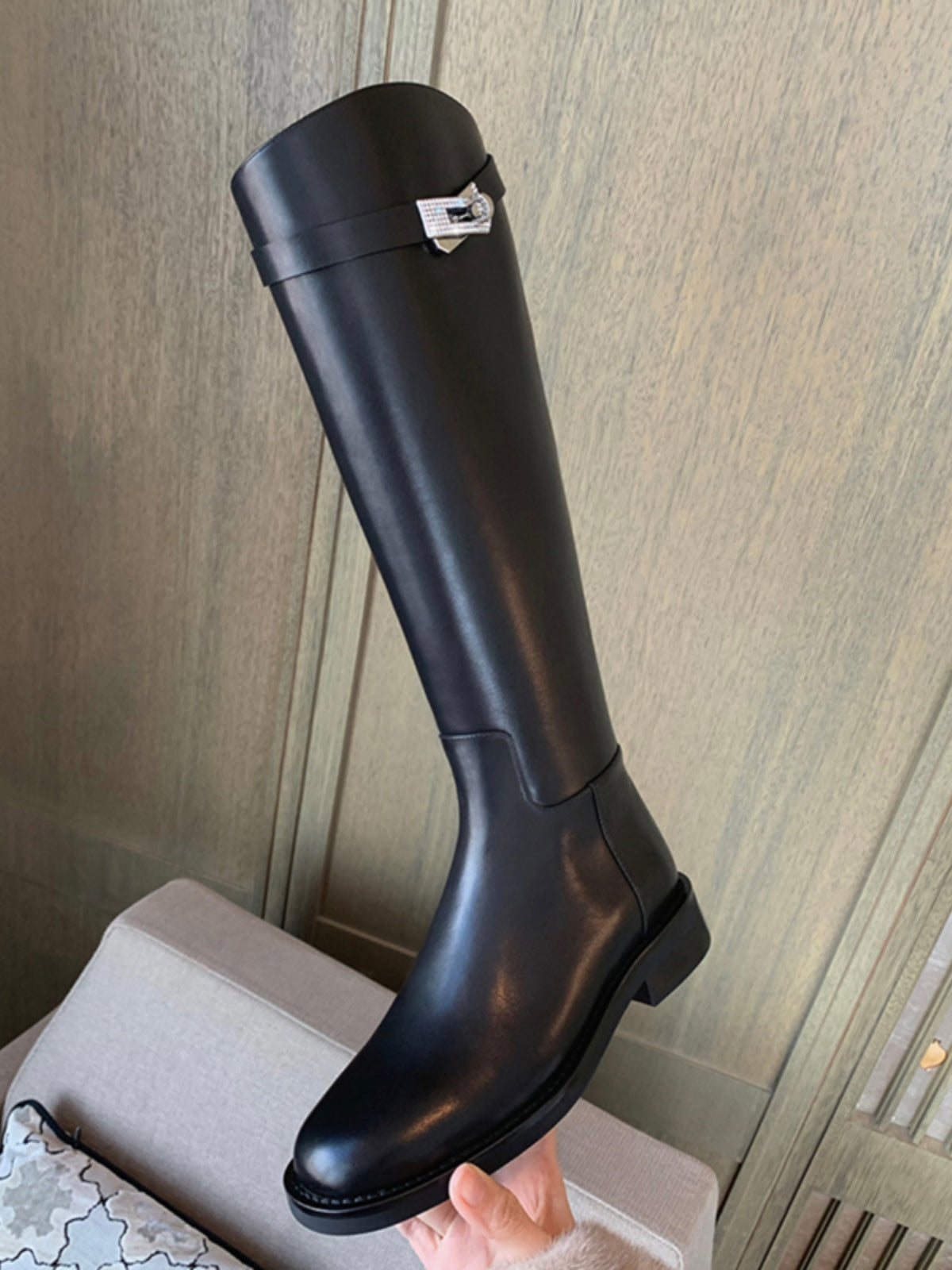 Qadınlar üçün 2025 Payız/Qış Yeni Modeli Dəyirmi Barmaqlı Qalın Dabanlı Hündür Çəkmələr Qalın Altlıq Rhinestone Metal Tokalı Uzun Çəkmələr