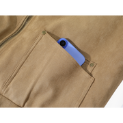 Cholisa-nın payız və qış üçün mükəmməl olan, zamşa və quzu yunundan hazırlanmış, zərif xaki rəngli, geri çevrilə bilən jileti çox yönlü qadın jiletidir.