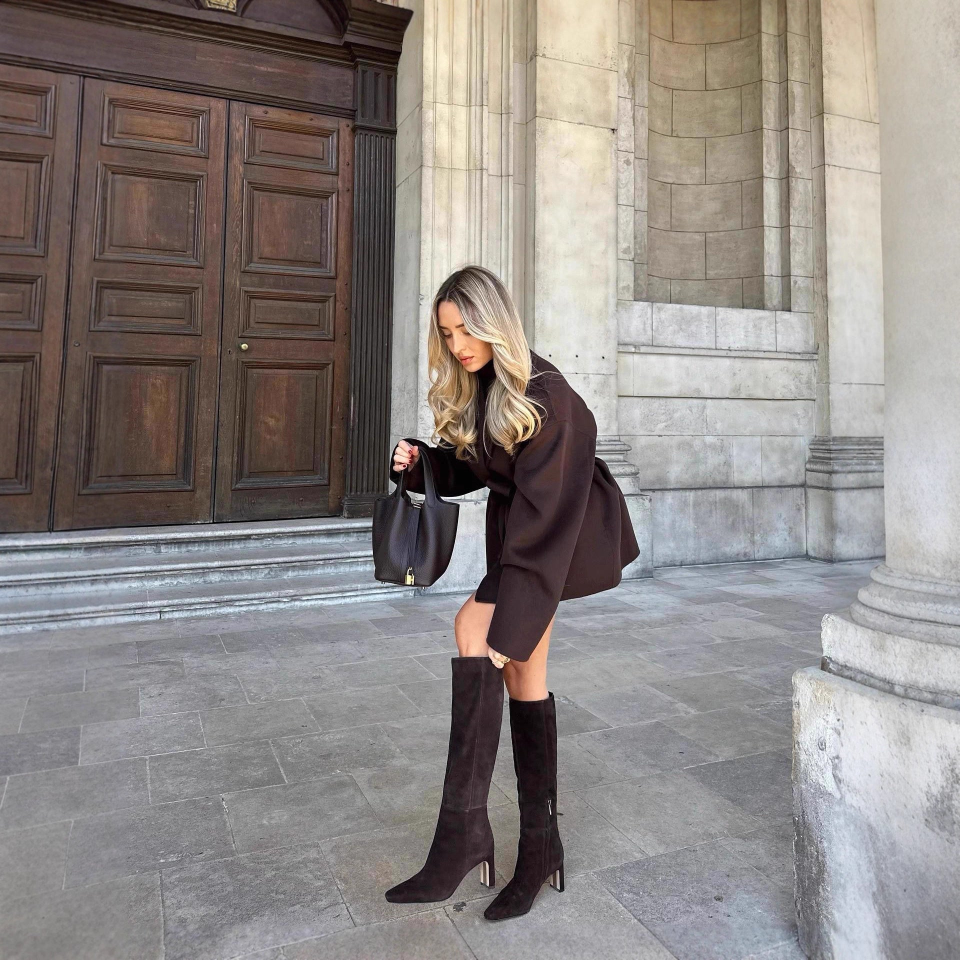 Payız və qış üçün zərif və çoxfunksiyalı qısa yun palto, bel hissəsinə uyğun.