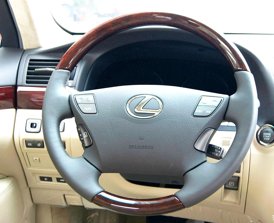 05-09-13 Köhnə Lexus LX570 və IS460 modelləri üçün əl ilə tikilmiş orijinal dəri sükan örtüyü, hər iki tərəfində mal dərisi var.
