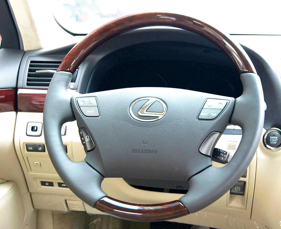 05-09-13 Köhnə Lexus LX570 və IS460 modelləri üçün əl ilə tikilmiş orijinal dəri sükan örtüyü, hər iki tərəfində mal dərisi var.