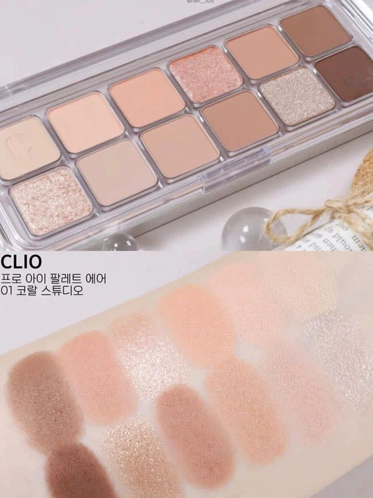 Clio Korea-nın payız/qış üçün yeni 12 rəngli göz kölgəsi palitrası, təbii torpaq tonları da daxil olmaqla, mat, parıltılı və vurğulayıcı çalarları özündə birləşdirir. (Orijinal məhsul)