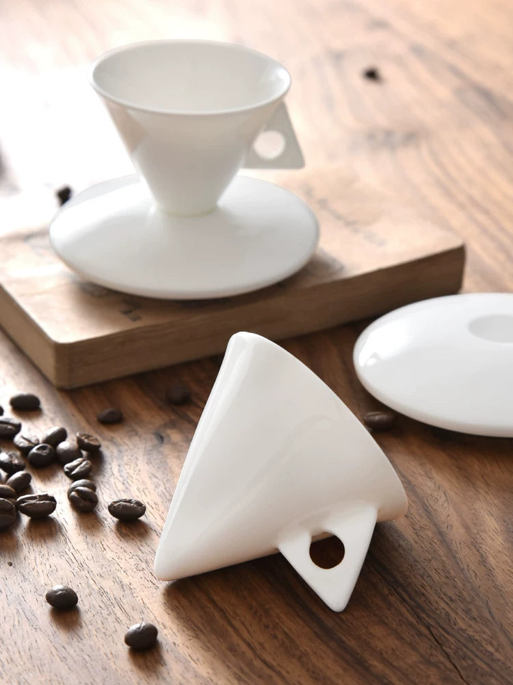 Longmeige bone china əl ilə dəmlənmiş qəhvə fincanı və espresso üçün qaşıqlı nəlbəki dəsti şəxsiyyəti, incəliyi və gözəl görünüşü ilə kiçik fincanı paylaşır