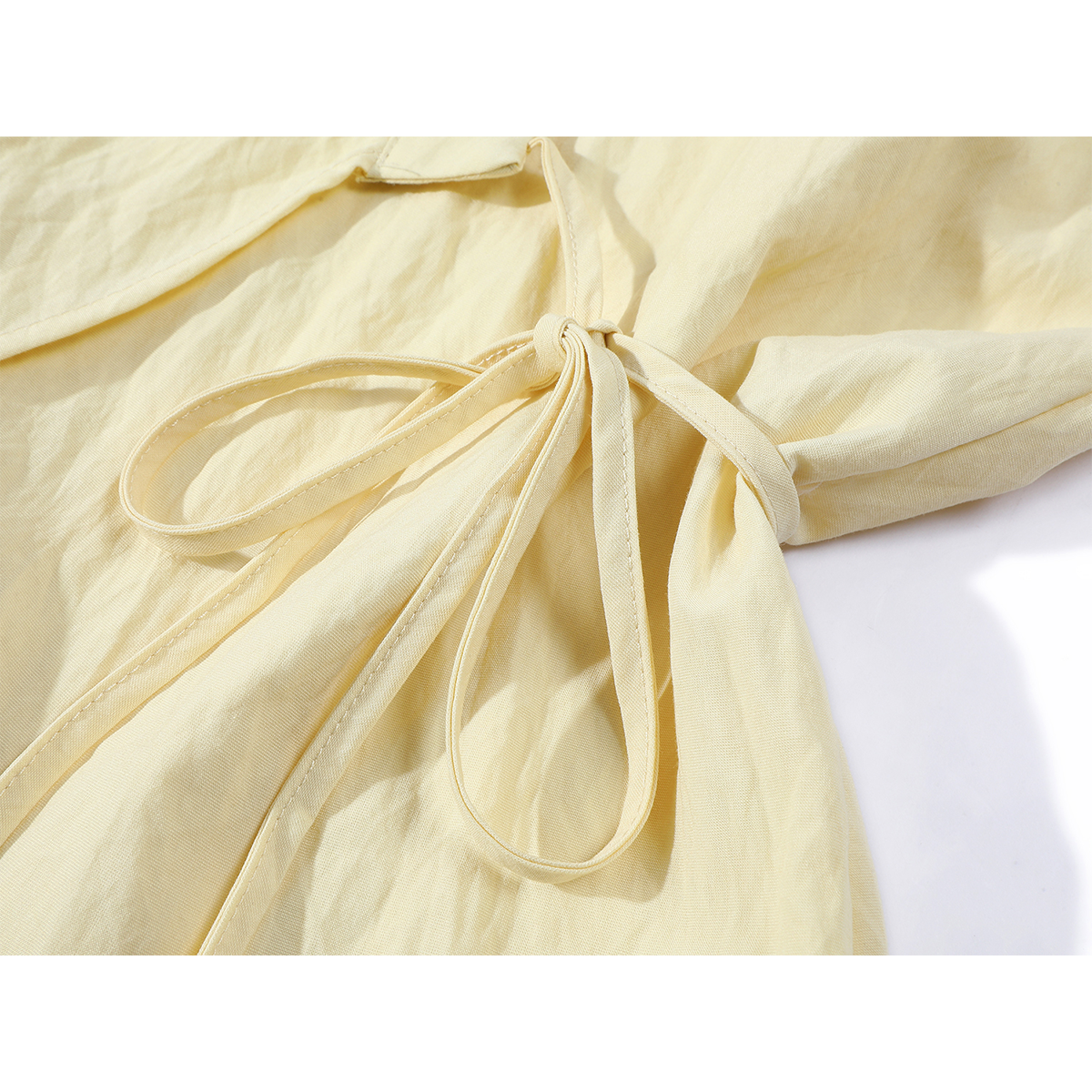 Chorissanın fransız üslubunda sarı köynəyi çox gözəl, arıq, şirin, bel hissəsi möhkəm, unikal, dəbli və gəncdir.