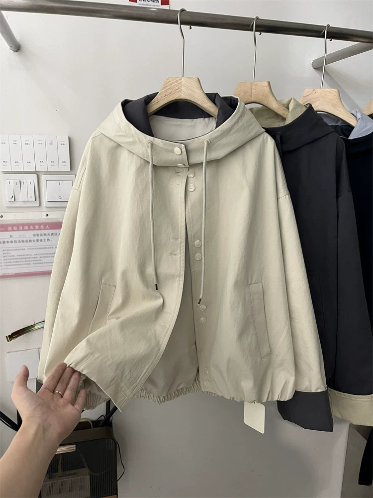 Koreya üslubunda qadınlar üçün kiçik başlıqlı qısa trençkot, 2025 payız yeni moda tələbə boş təsadüfi top