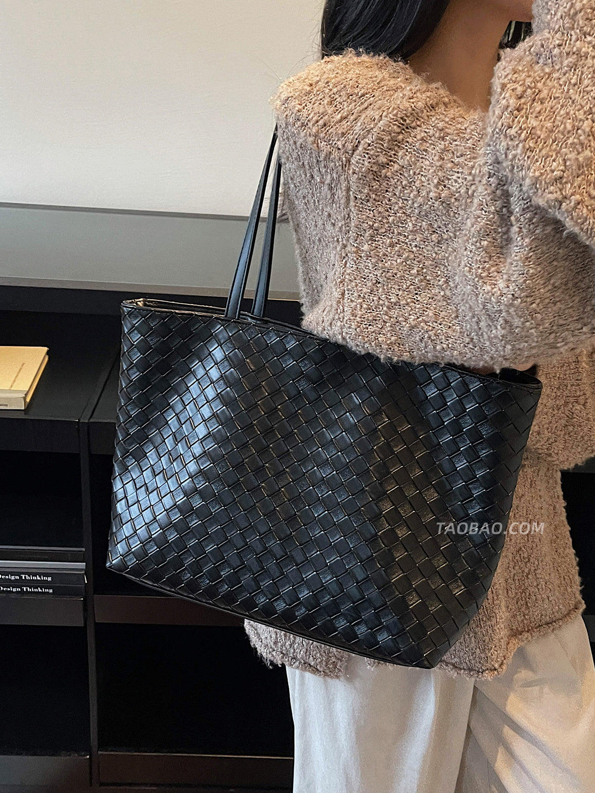 Yüksək səviyyəli retro üslublu böyük tutumlu qadın çantası, yeni 2025-ci ilin dəbli şəhərətrafı çiyin çantası, payız və qış çantası.