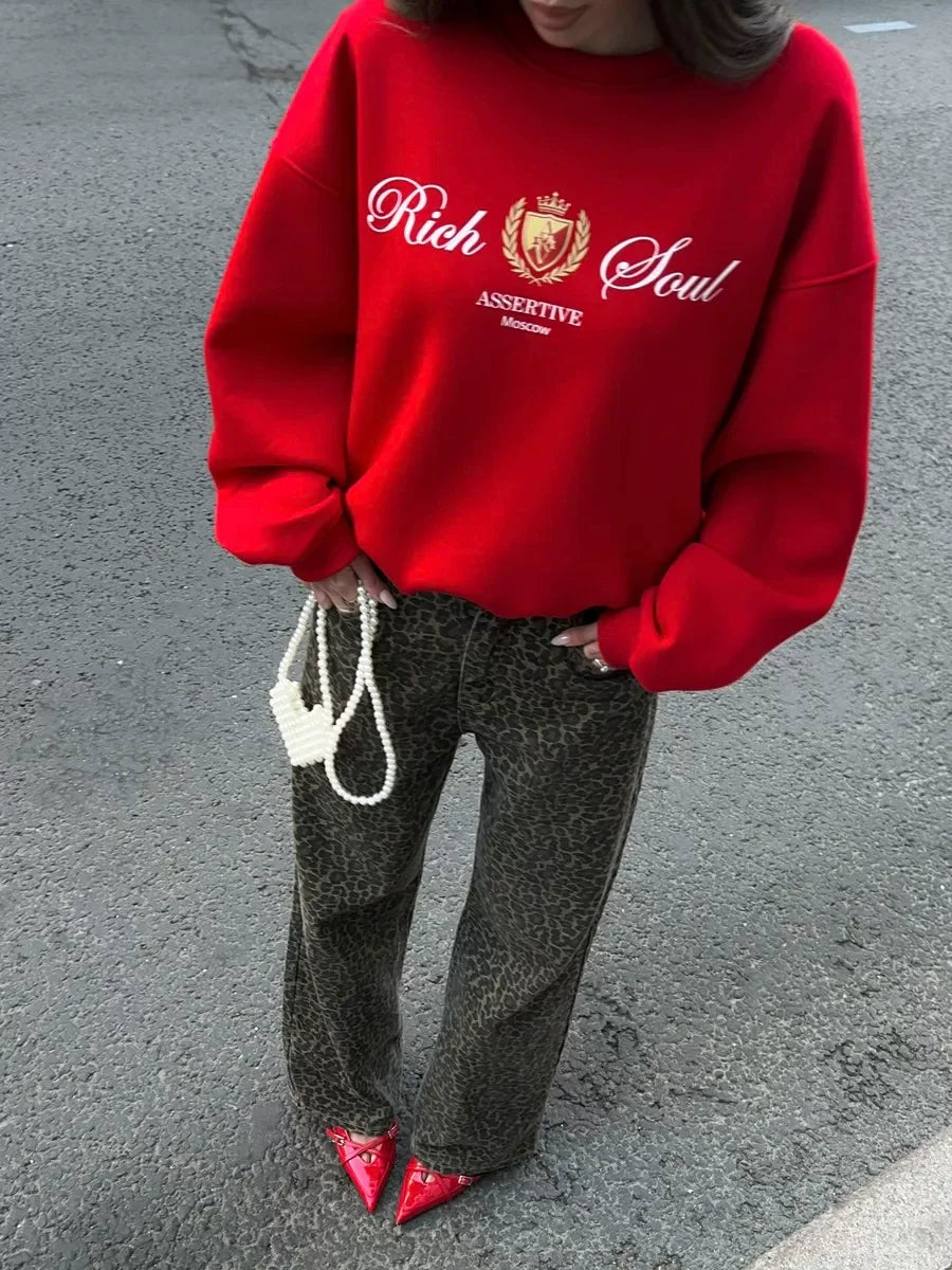 Yeni Avropa və Amerika üslubunda boş oturan, dairəvi yaxalı sviter