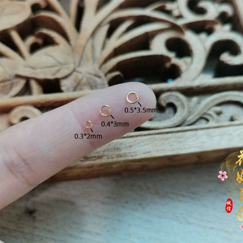 Sırğa deyil. Əlavə incə və ultra kiçik 1/2/3 mm birləşdirici üzük açıq düz üzük. Paslanmayan polad. Əsl qızıl örtüklü.