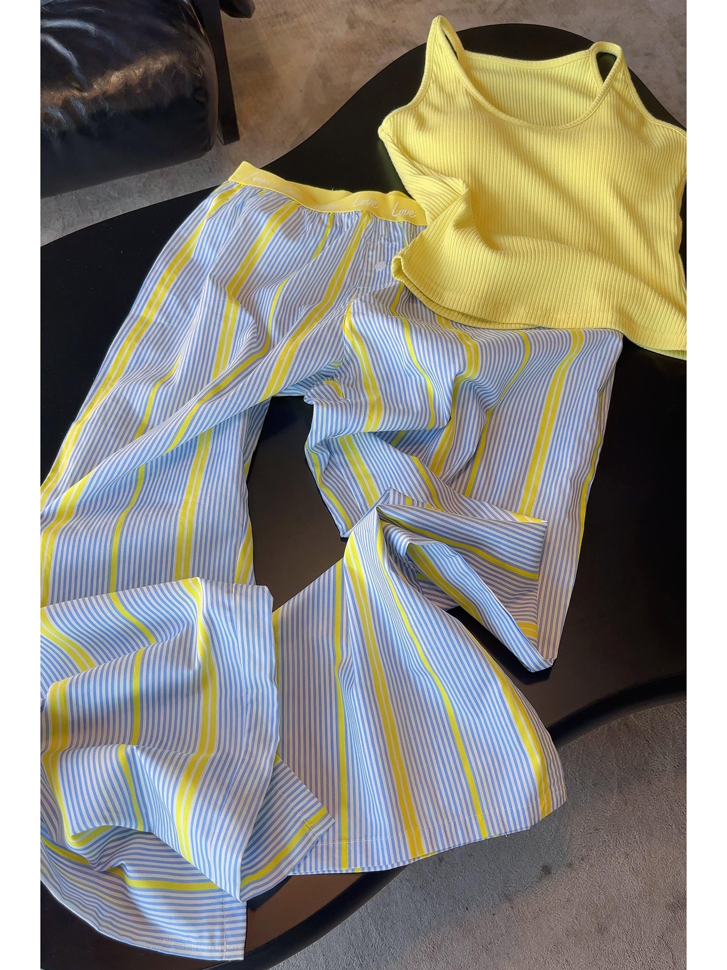 Qadınlar üçün döş yastıqları və asma ilə sarı qız pijama 2026 yay zolaqlı şalvar böyük ölçülü kostyum ev paltarından kənarda geyinmək olar