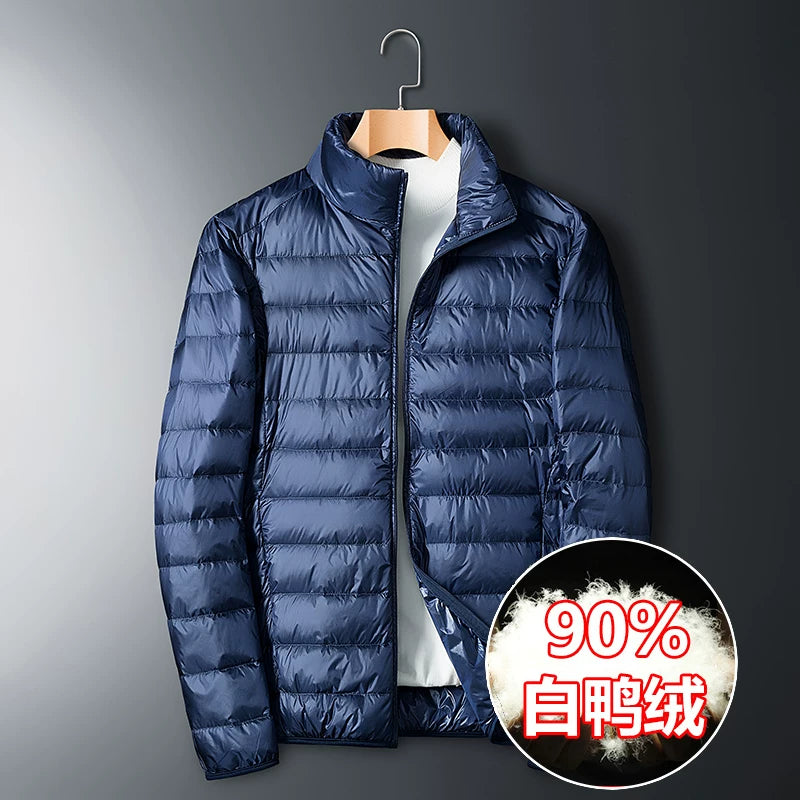 Ağacdələn 90% Ağ Ördək Tüklü Yüngül Tüklü Gödəkçə Kişilər üçün Qısa Stil Payız və Qış Yeni Stil Qısa Böyük Ölçülü İsti Küləkdən Qoruyucu Üst Geyim