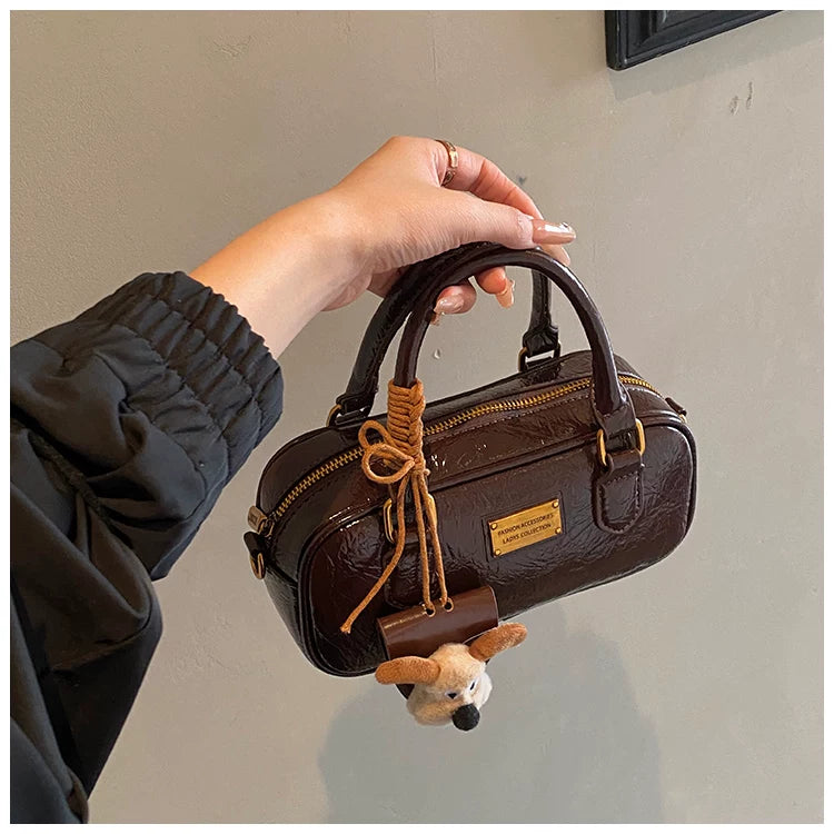 A high-end fashion niche Korean-style bag for 2025, elegant and versatile, can be worn over the shoulder, crossbody, in hand, or under the arm.
