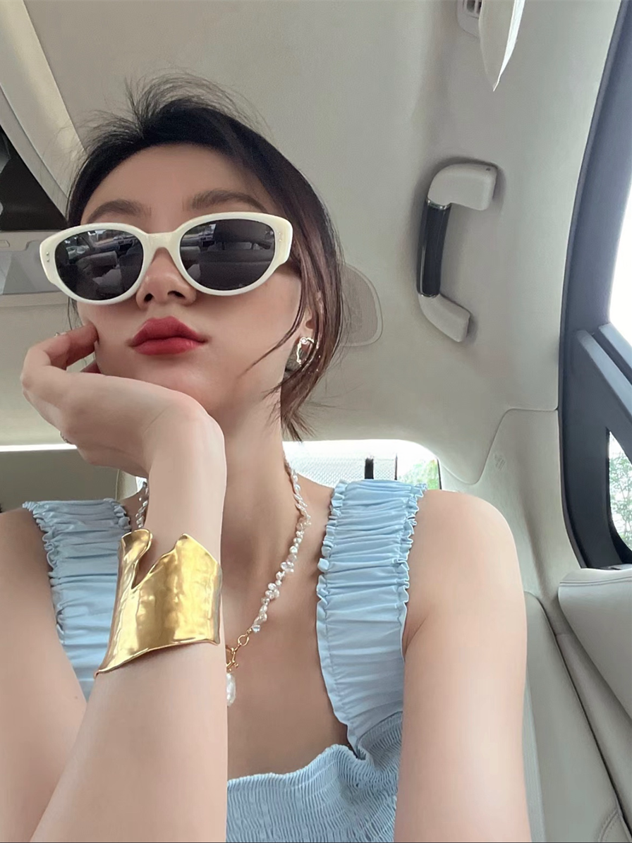 Ins Xiaohongshu eyni stildə ağ pişik gözlü qadın eynəkləri yüksək səviyyəli retro hottie anti-UV günəş eynəyi trendi