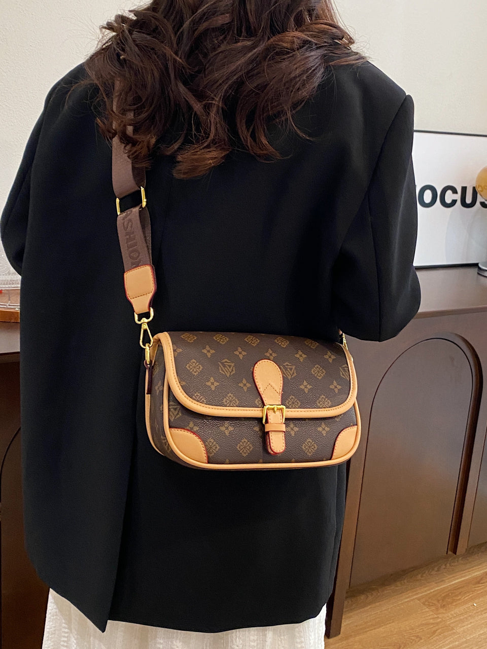 2025 New Wide Shoulder Strap Color Block Bag for Women, Super Popular, Luxury, Niche, High-Cheap, Stylish Shoulder Bag