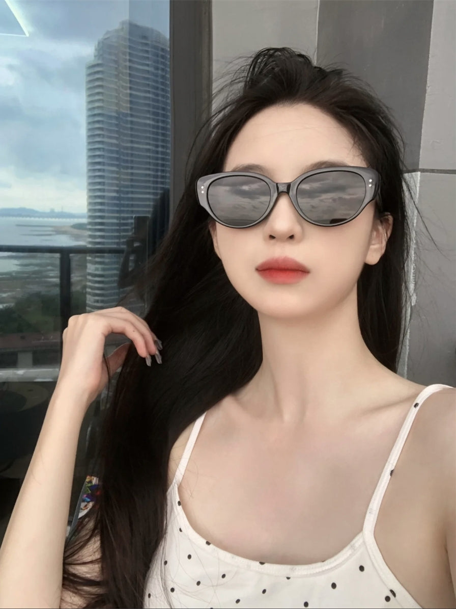 Ins Xiaohongshu eyni stildə ağ pişik gözlü qadın eynəkləri yüksək səviyyəli retro hottie anti-UV günəş eynəyi trendi