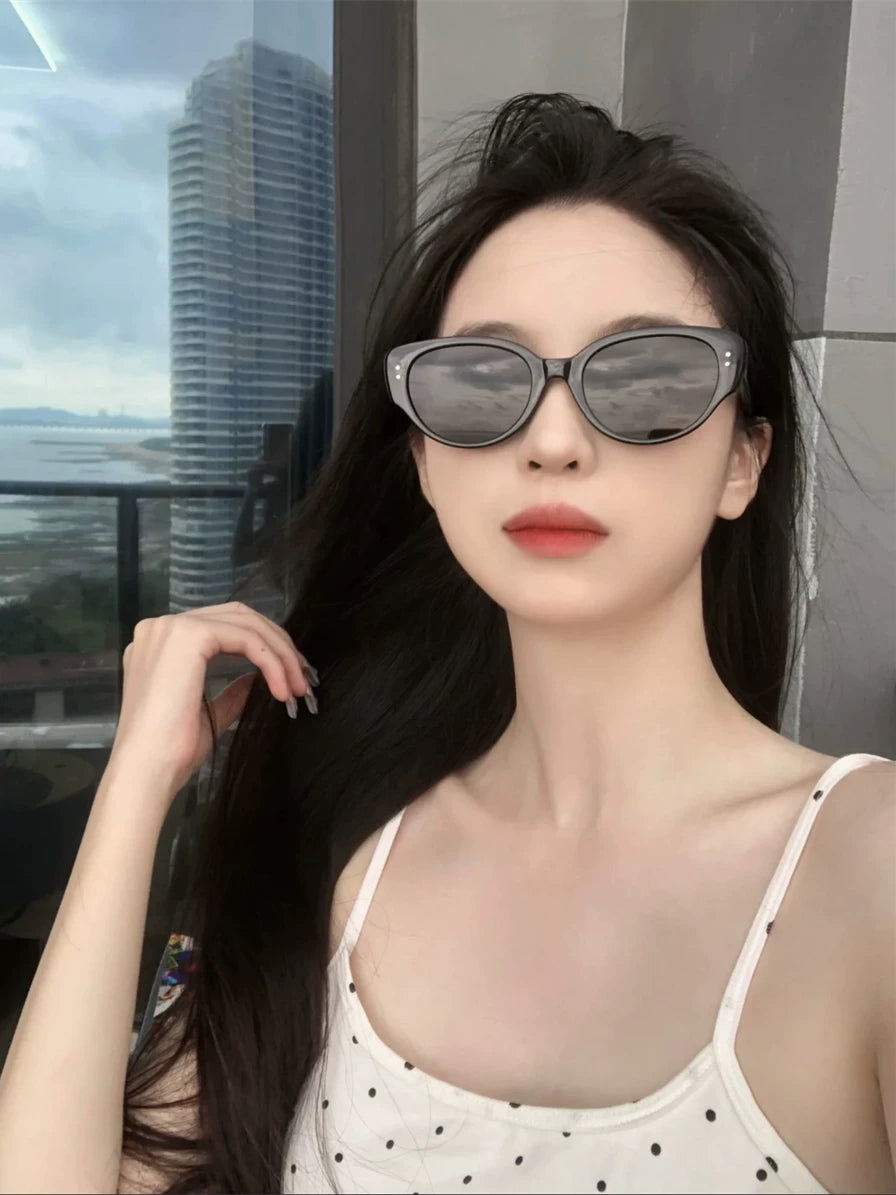 Ins Xiaohongshu eyni stildə ağ pişik gözlü qadın eynəkləri yüksək səviyyəli retro hottie anti-UV günəş eynəyi trendi