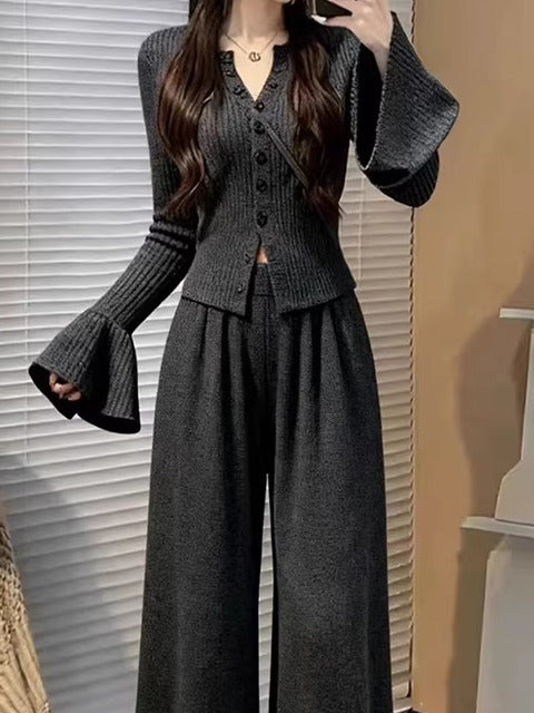 Chanel-dən ilhamlanmış boz toxunma sviter və enli şalvarla birlikdə payızın sonu/qış üçün iki hissəli Koreya üslubunda super şirin bir geyim.