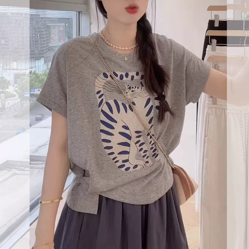 Böyük ölçülü qadınlar üçün təmiz pambıqdan hazırlanmış pişik naxışlı qısaqol futbolka, yay üçün yan düyməli, belini sıxan futbolka, çoxfunksiyalı və arıqladıcı köynək.