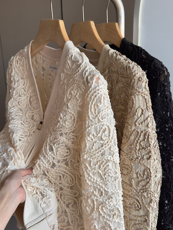 Mowei-nin Sinqapura ixrac sifarişi çiçək naxışlı bədii dizayna malikdir. Qadınlar üçün gündəlik qısa pencək/palto, yaz üslubunda.