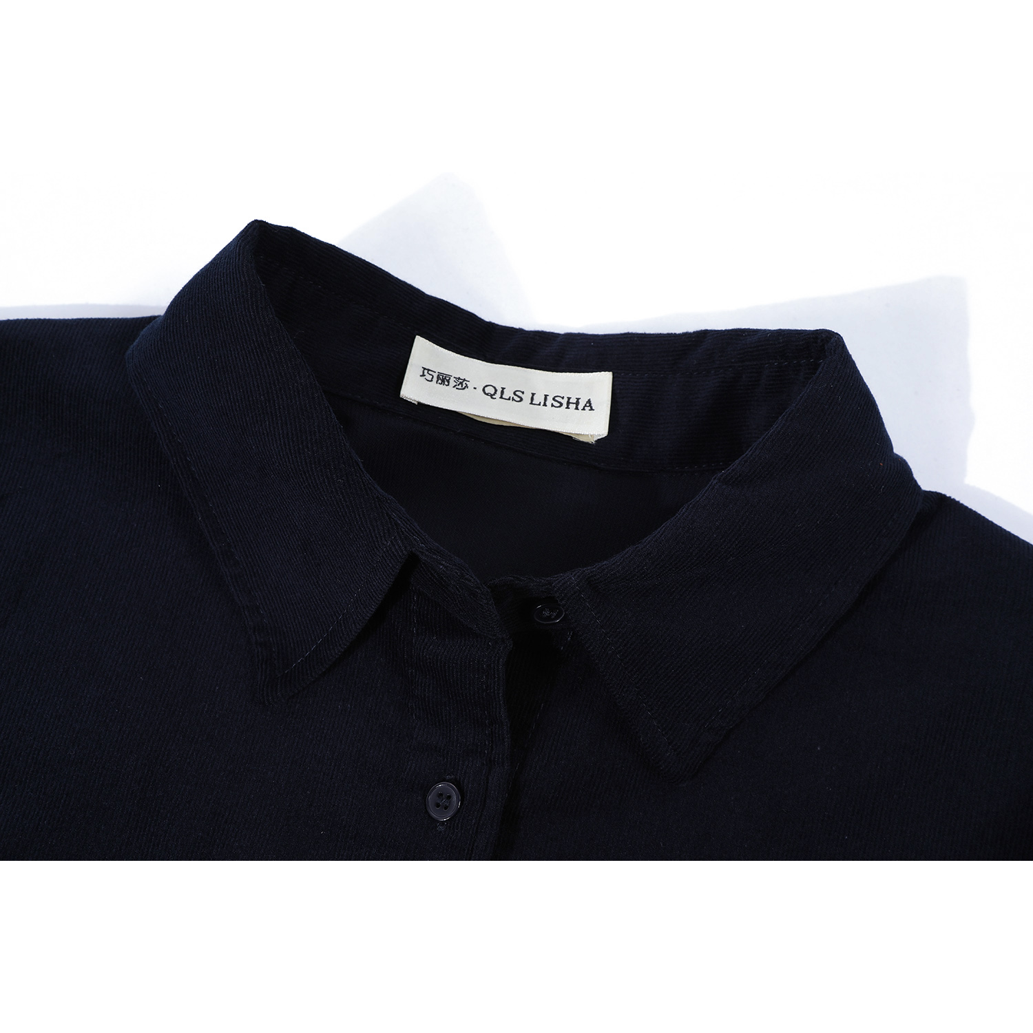 Cholisa-nın özünəməxsus və şık erkən payız geyimi: şık, yüksək səviyyəli və zərif, boş, uzunqol köynək.