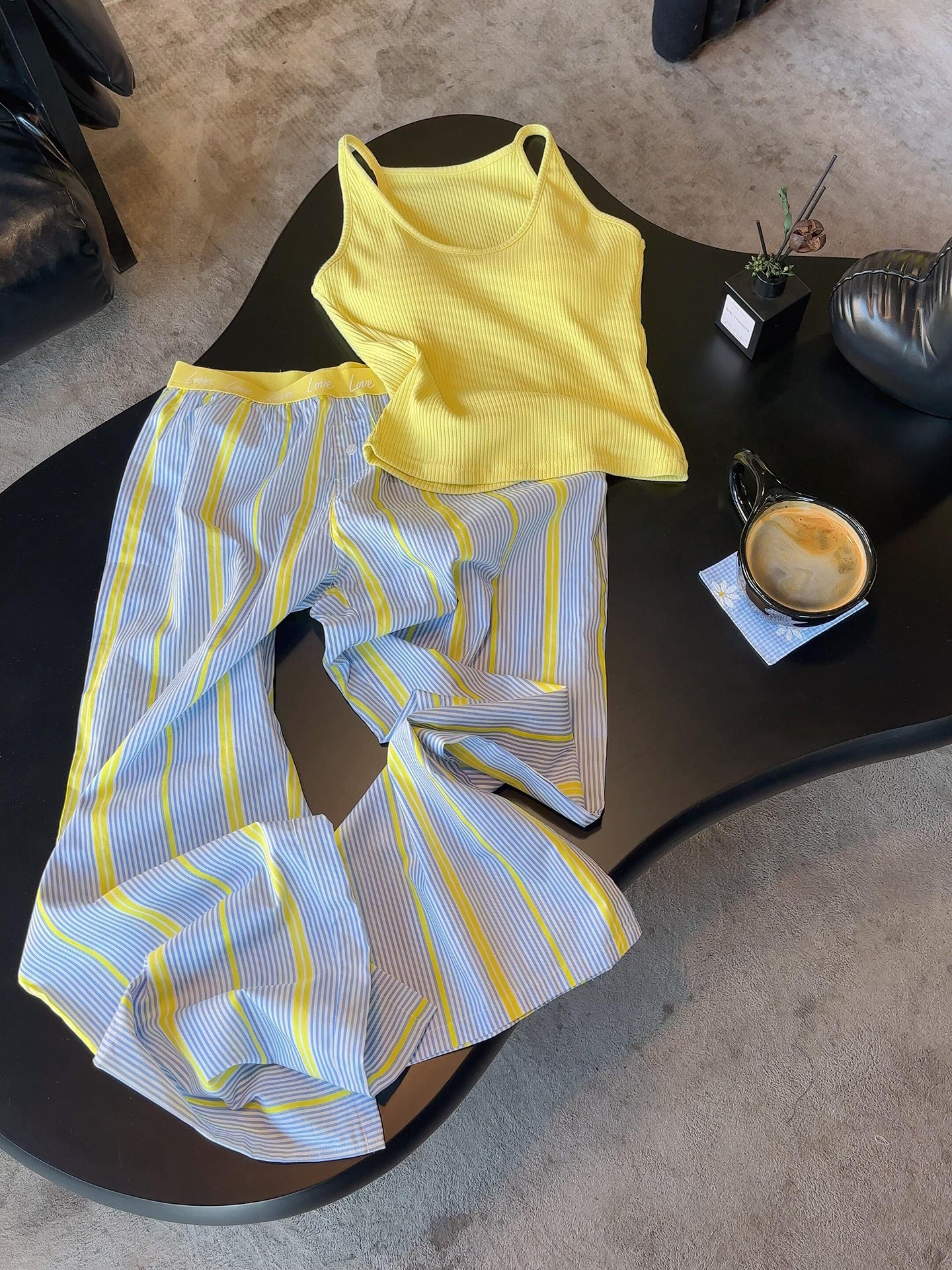 Qadınlar üçün döş yastıqları və asma ilə sarı qız pijama 2026 yay zolaqlı şalvar böyük ölçülü kostyum ev paltarından kənarda geyinmək olar