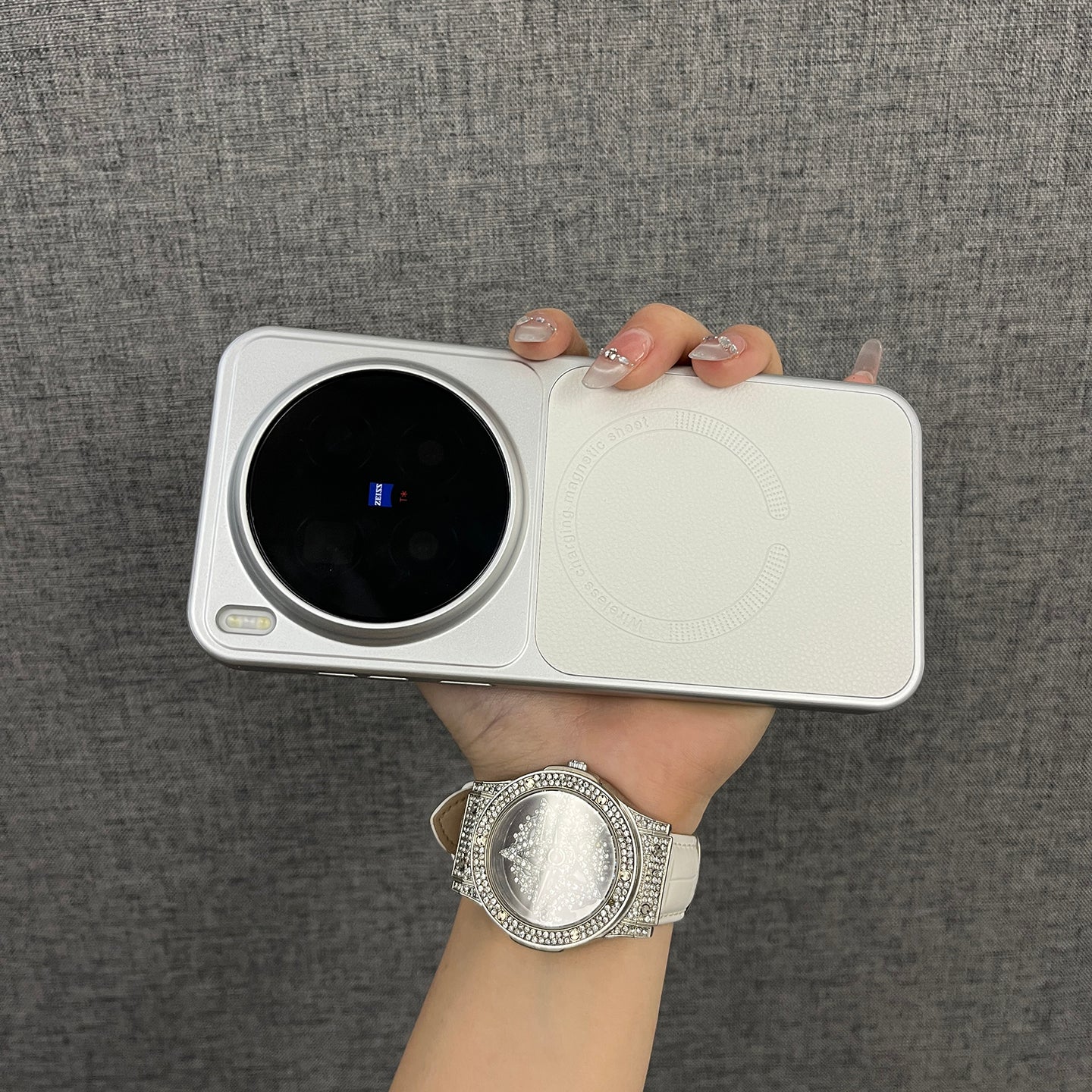 Üç Balıq [High-end Lychee Leather Magnetic Elegant White] vivox300ultra/x300/200p mobil telefon qutusu üçün uyğundur, yeni stil, lüks, düşməyə qarşı, hər şey daxil qoruyucu örtük, kişilər və qadınlar üçün dəbdədir